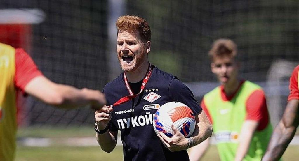 Guille Abascal dirigiendo un entrenamiento del Spartak.