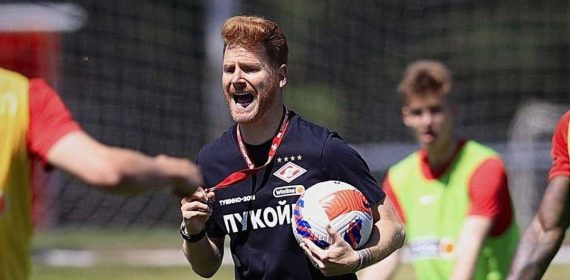 Guille Abascal dirigiendo un entrenamiento del Spartak.