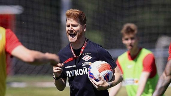 Guille Abascal dirigiendo un entrenamiento del Spartak.