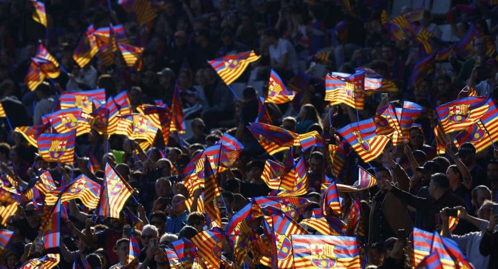 Aficionados del Barcelona durante el inicio de un partido.
