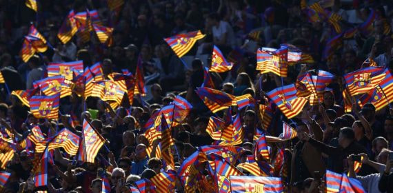 Aficionados del Barcelona durante el inicio de un partido.
