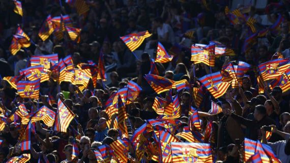 Aficionados del Barcelona durante el inicio de un partido.