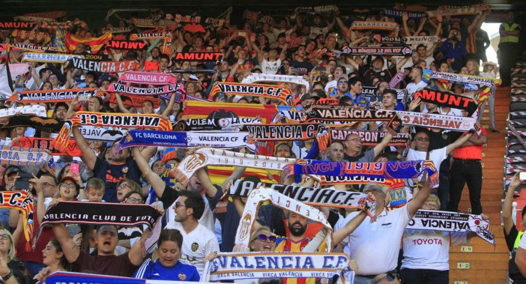 La afición del Valencia cantando el himno en Mestalla.
