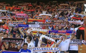 La afición del Valencia cantando el himno en Mestalla.
