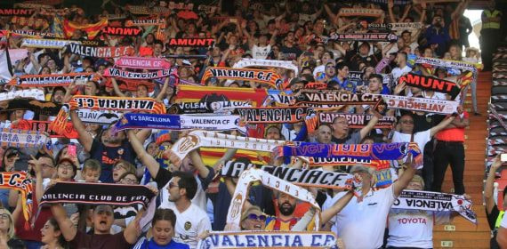 La afición del Valencia cantando el himno en Mestalla.