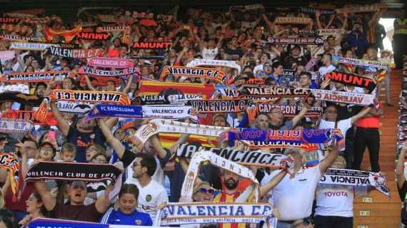La afición del Valencia cantando el himno en Mestalla.