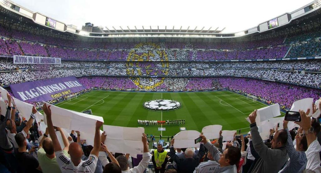 Las gradas del Bernabéu durante un partido de Champions.