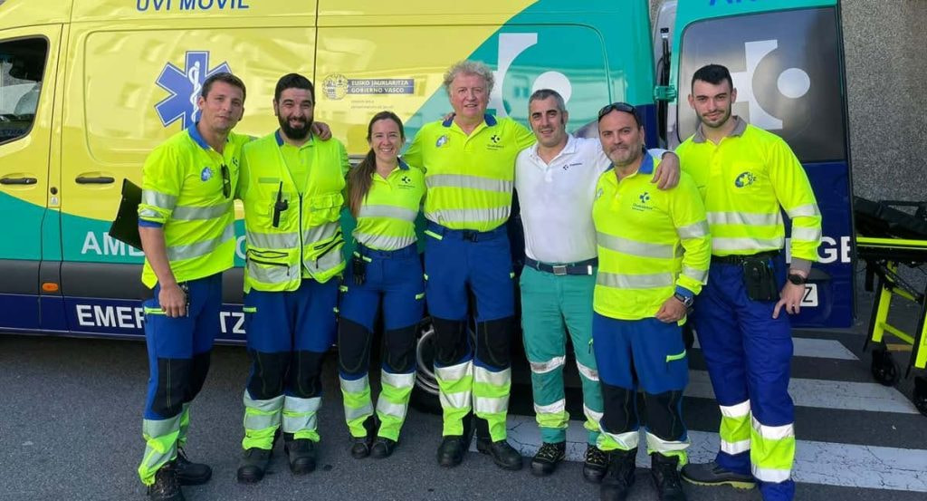 Mikel Roteta, en el centro de la imagen, posa junto a sus compañeros con una ambulancia de fondo.