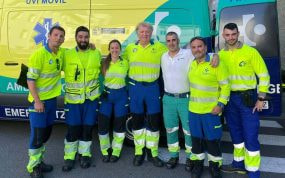 Mikel Roteta, en el centro de la imagen, posa junto a sus compañeros con una ambulancia de fondo.