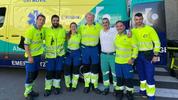 Mikel Roteta, en el centro de la imagen, posa junto a sus compañeros con una ambulancia de fondo.