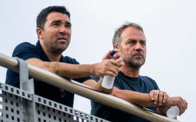 Deco siguiendo un entrenamiento del filial con Flick.