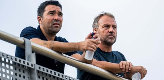 Deco siguiendo un entrenamiento del filial con Flick.