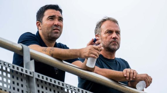 Deco siguiendo un entrenamiento del filial con Flick.