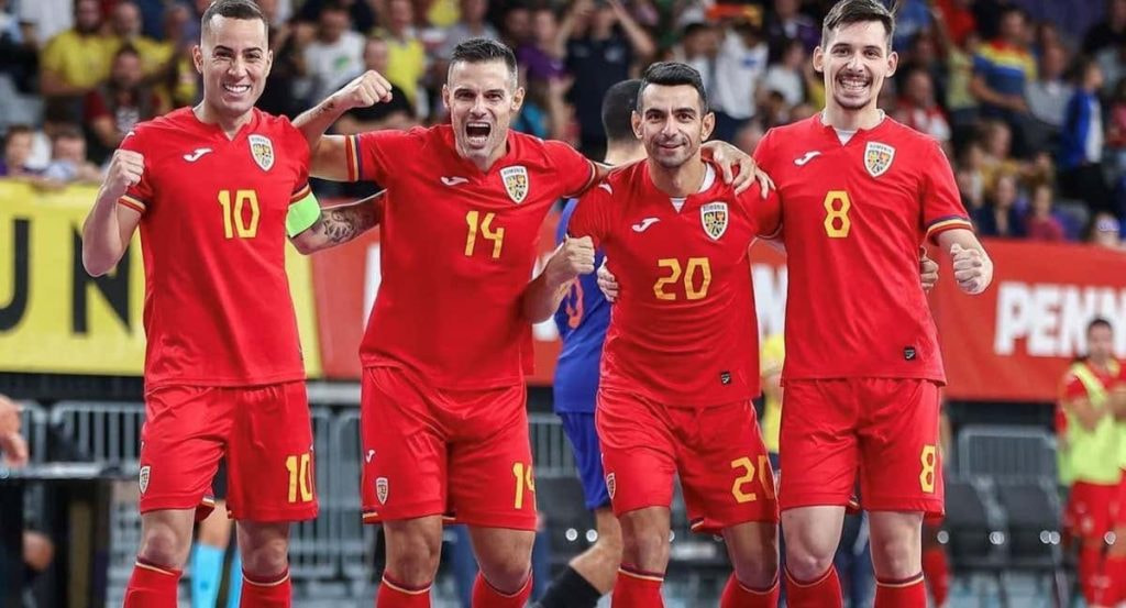 Felipe Mancha, Paulo Ferreira, Crăciun y André Sasse celebran un gol de la selección de Rumanía.