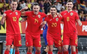 Felipe Mancha, Paulo Ferreira, Crăciun y André Sasse celebran un gol de la selección de Rumanía.