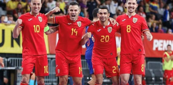 Felipe Mancha, Paulo Ferreira, Crăciun y André Sasse celebran un gol de la selección de Rumanía.