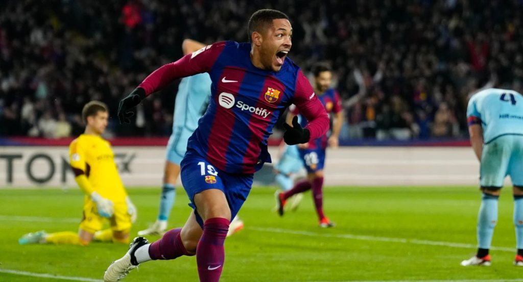 Vitor Roque celebra su gol frente a Osasuna.