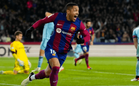 Vitor Roque celebra su gol frente a Osasuna.