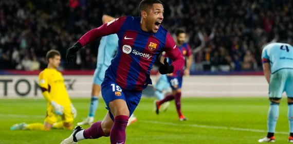 Vitor Roque celebra su gol frente a Osasuna.