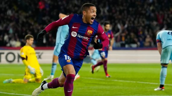 Vitor Roque celebra su gol frente a Osasuna.