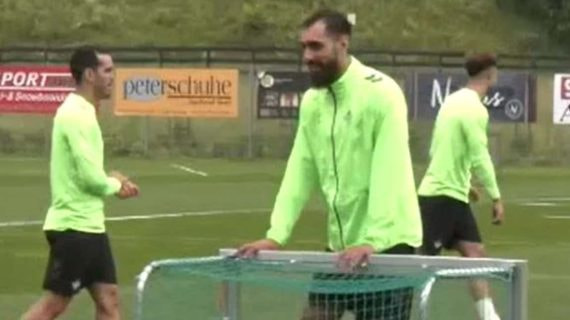 Borja Iglesias, en un entrenamiento en Seefeld.