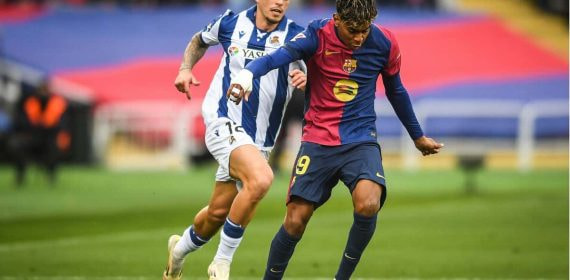 Lamine prueba un pase con el exterior tras regatear a Javi López.