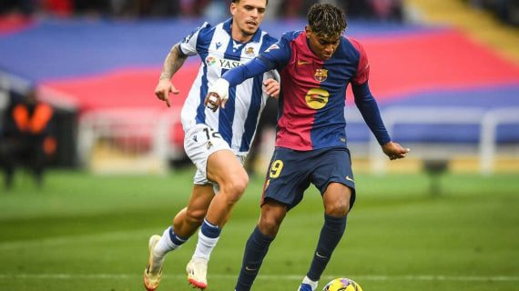 Lamine prueba un pase con el exterior tras regatear a Javi López.