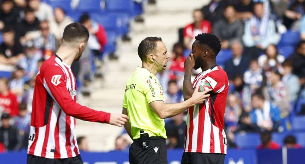 Iñaki Williams hablando con Cuadra Fernández.