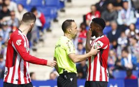 Iñaki Williams hablando con Cuadra Fernández.