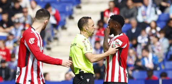 Iñaki Williams hablando con Cuadra Fernández.