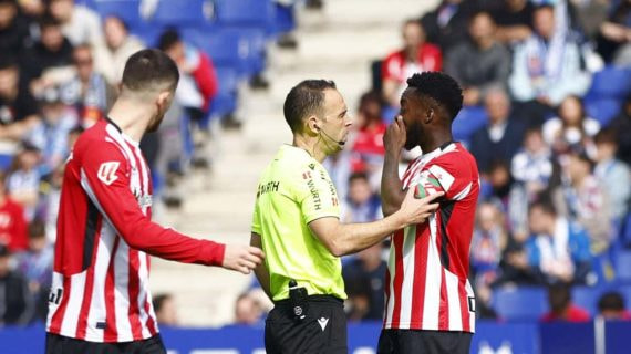 Iñaki Williams hablando con Cuadra Fernández.
