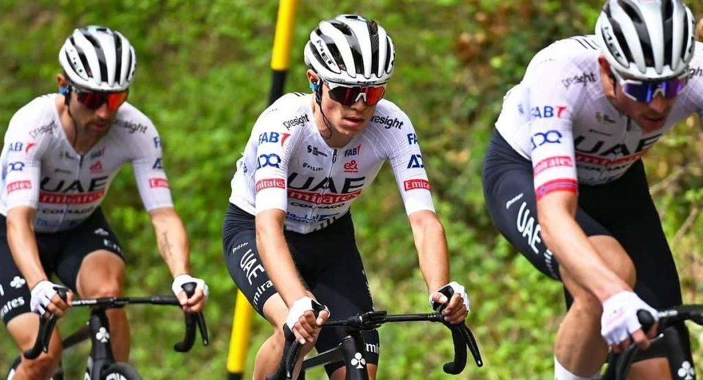 Pablo Torres, en el centro, durante Il Giro d'Abruzzo disputado en abril.