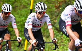 Pablo Torres, en el centro, durante Il Giro d'Abruzzo disputado en abril.