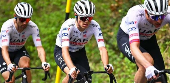 Pablo Torres, en el centro, durante Il Giro d'Abruzzo disputado en abril.