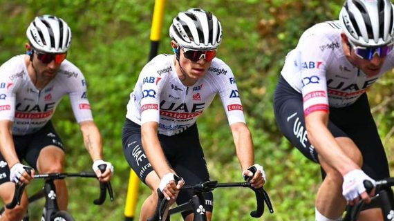 Pablo Torres, en el centro, durante Il Giro d'Abruzzo disputado en abril.