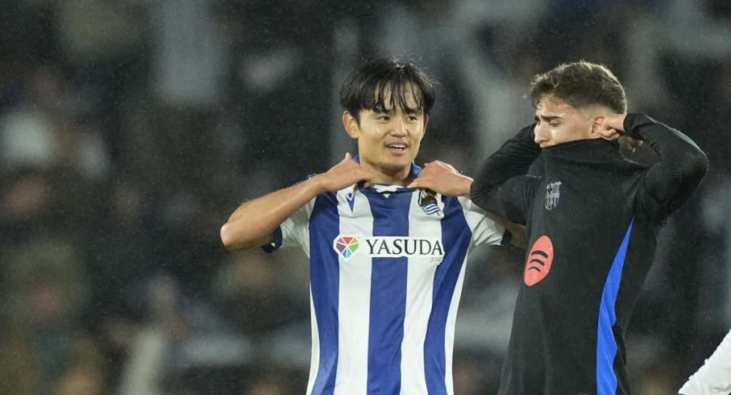 Take Kubo y Gavi intercambian sus camisetas tras el partido de ida.