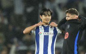 Take Kubo y Gavi intercambian sus camisetas tras el partido de ida.