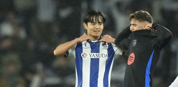 Take Kubo y Gavi intercambian sus camisetas tras el partido de ida.