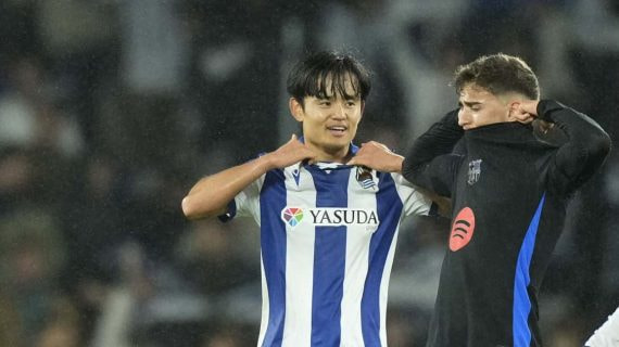 Take Kubo y Gavi intercambian sus camisetas tras el partido de ida.