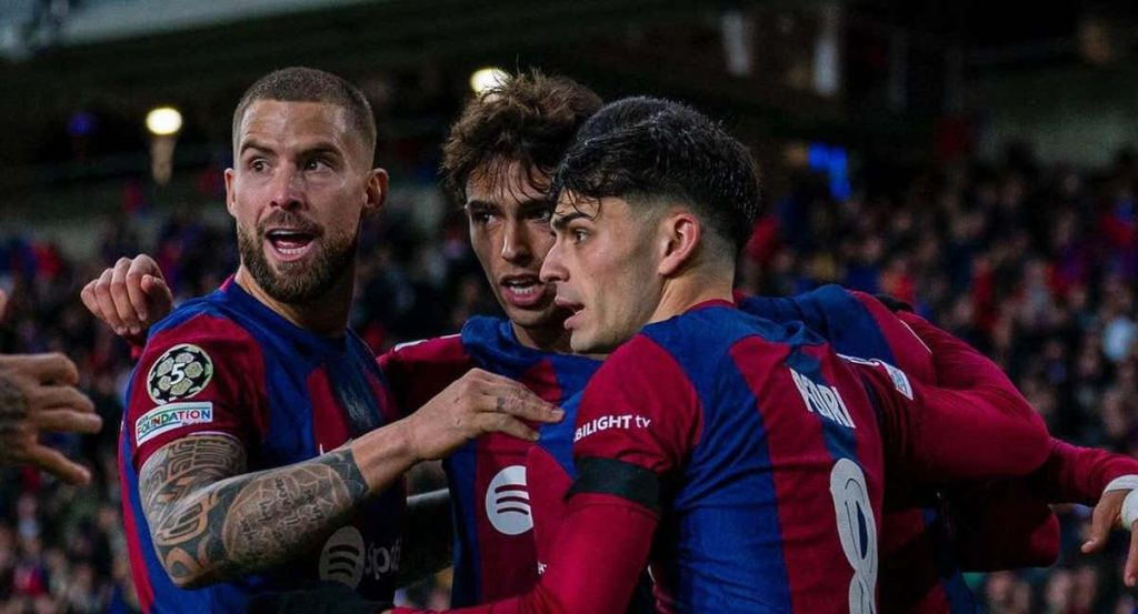 Iñigo Martínez y Joao Félix celebran un gol con Pedri.
