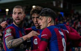 Iñigo Martínez y Joao Félix celebran un gol con Pedri.