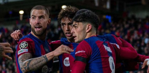 Iñigo Martínez y Joao Félix celebran un gol con Pedri.