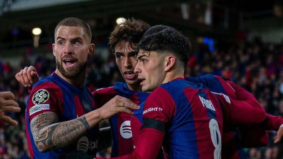 Iñigo Martínez y Joao Félix celebran un gol con Pedri.