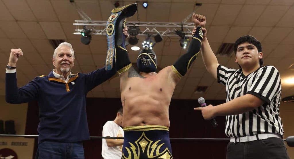 Cinta de Oro festeja su triunfo sobre Bobby Lee Jr..