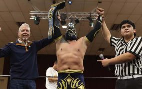 Cinta de Oro festeja su triunfo sobre Bobby Lee Jr..