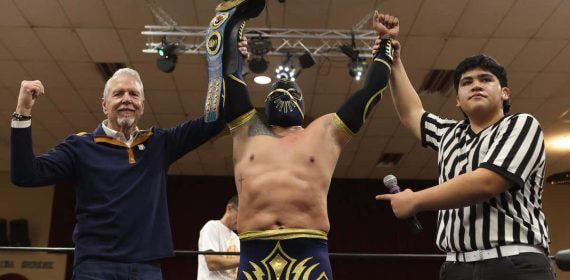 Cinta de Oro festeja su triunfo sobre Bobby Lee Jr..