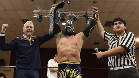 Cinta de Oro festeja su triunfo sobre Bobby Lee Jr..