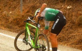 Un ciclista de Caja Rural-Seguros RGA repara una avería durante La Vuelta.