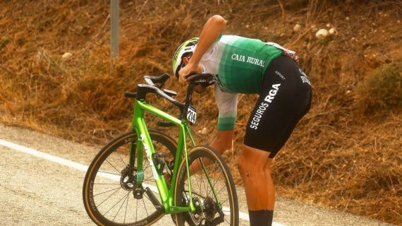 Un ciclista de Caja Rural-Seguros RGA repara una avería durante La Vuelta.