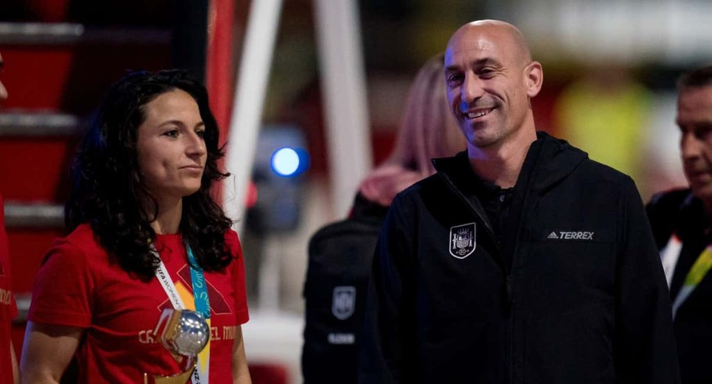 Ivana Andrés y Luis Rubiales, en el aeropuerto de Barajas.